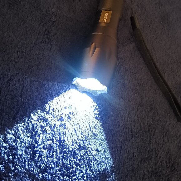 Black Outlite Flashlight - excellent condition - Picture 5 of 10